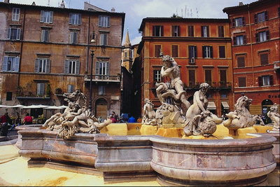 Статуи в фонтане