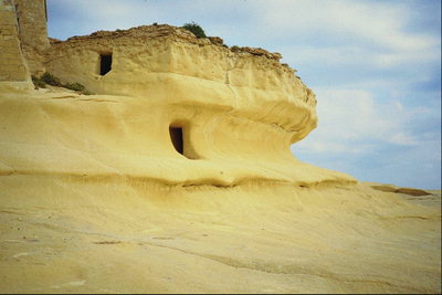 Пещера в песчанных дюнах