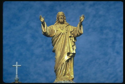 Статуя Иисуса Христа выполненная с материала золотистого цвета