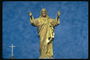 Статуя Иисуса Христа выполненная с материала золотистого цвета
