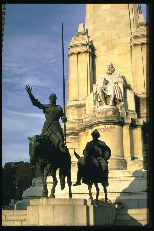 Статуи летиратурным персонажам. Дон Кихот и Санчо Панса