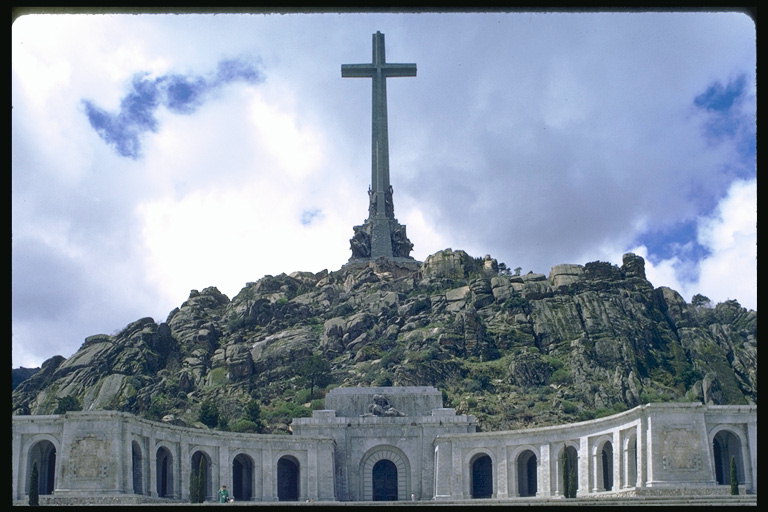 Каменный крест на вершине скалы