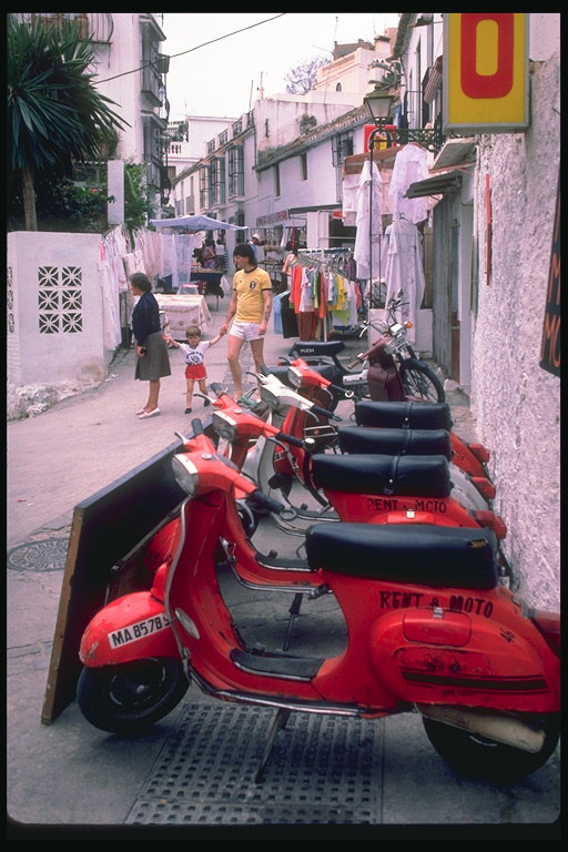 Ряд скутеров красного цвета