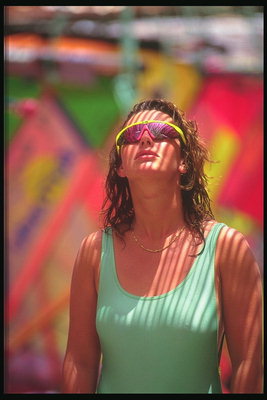 Девушка в сдельном купальнике, в солнцезащитных очках