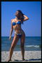 Девушка в синем купальнике с бронзовым загаром