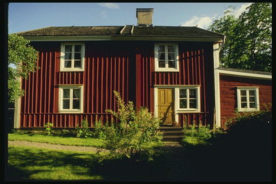 Дом с волнистой поверхностью малинового цвета. Белые рамы окон