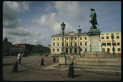 Памятник в центре площади