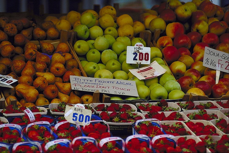 Продажа фруктов с ценниками