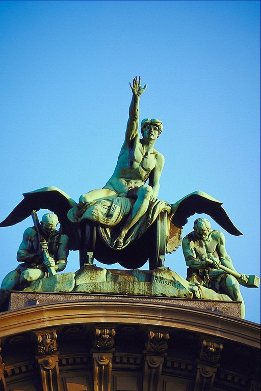Скульптура людей на крыше здания