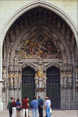 Центральный вход в собор.