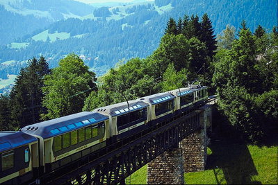 Поезд двигающийся через мост в долину