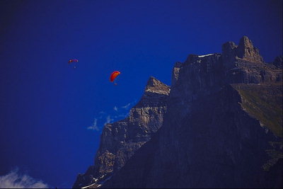 Два парашютиста летят над горами