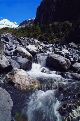 Вода с гор спускающаяся вниз по камням