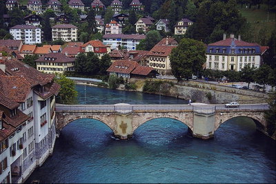 Город окружённый водой. Мост через реку