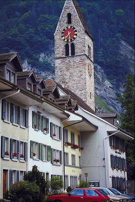 Гостиница у подножия гор. Часовая башня