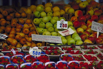 Продажа фруктов с ценниками
