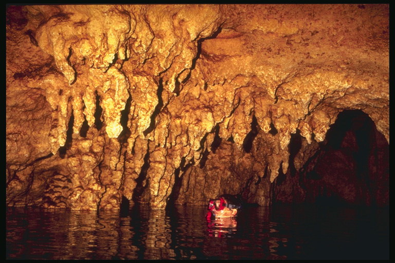 Вода на дне пещеры. Исследования с аквалангом