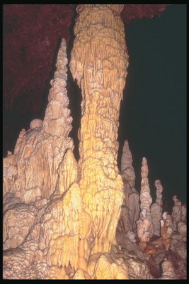 Каменная пещерная статуя