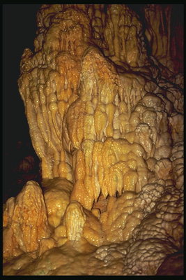 Отложения на стенах пещеры