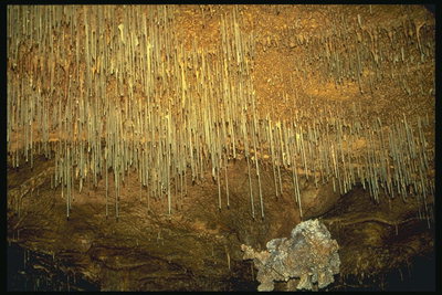 Свисающие пещерные капли