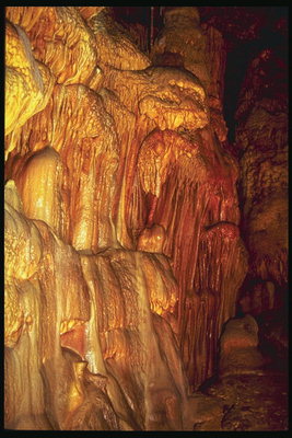 Пещерная каменная лава