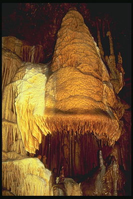 Каменный дом в пещере