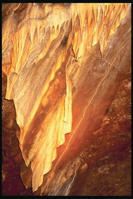 Солнечные лучи на желтого тона стенах пещер