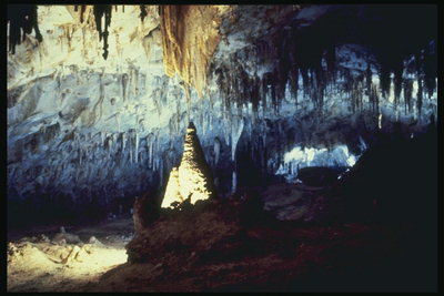 Голубизна льда и снега на стенах пещеры