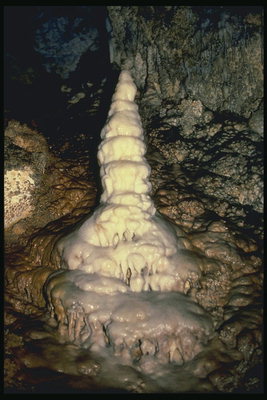 Сырость, камни, вода в подземелье пещер