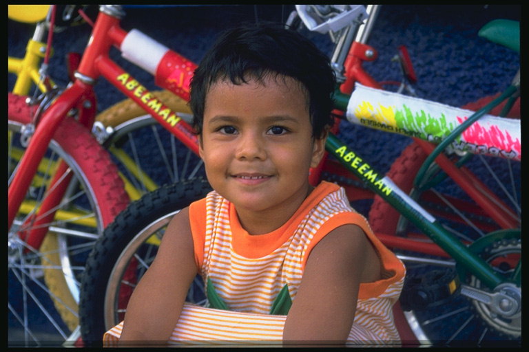 Ребенок возле велосипедов