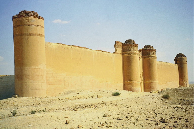 Руины города в пустыне