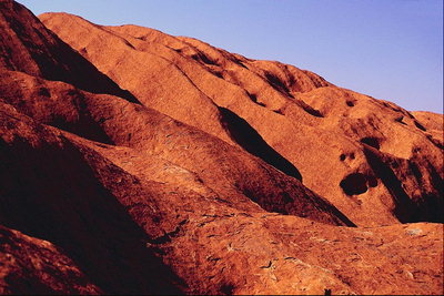 Ярко-оранжевые склоны гор. Волнистая поверхность