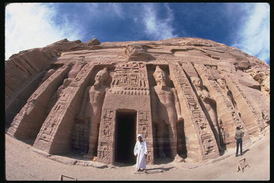 Храм в пустыне. Археолог и служитель храма