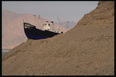 Корабль на песчанных склонах