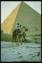 Люди на верблюдах на фоне пирамиды