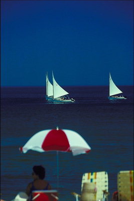 Зонтик на плюжу, парусники в море