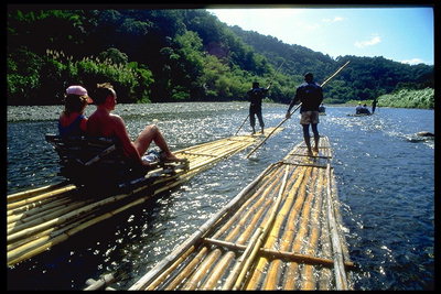 На бамбуковой лодке