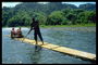Плавание на лодке с бамбука по реке