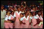 Девочки в платьях в розовую клетку с белыми воротниками и рукавами