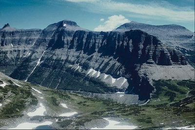 Черно-белый рисунок на склонах гор
