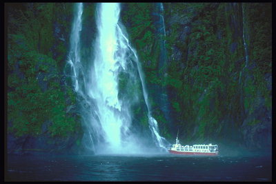 Туристический лайнер возле водопада
