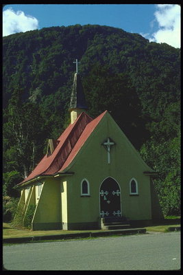 Церковь на фоне высокой горы