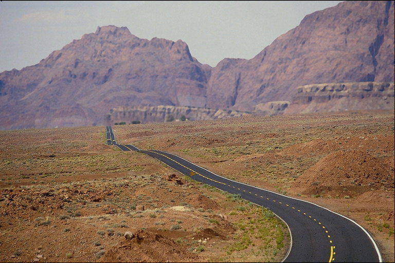 Дорога в пустынной местности