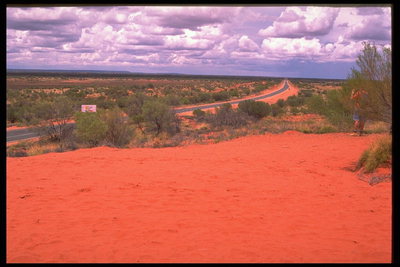 Оранжево-розовый песок у дороги