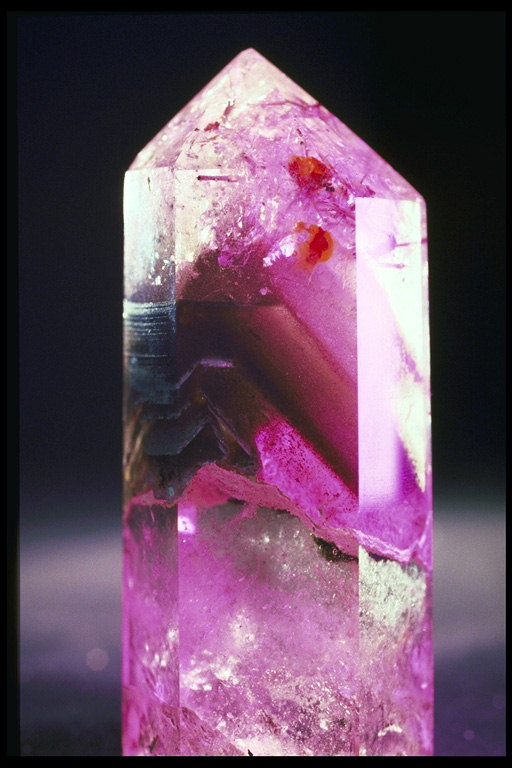 Граненный кристалл с разводами сиреневого и розового цветов