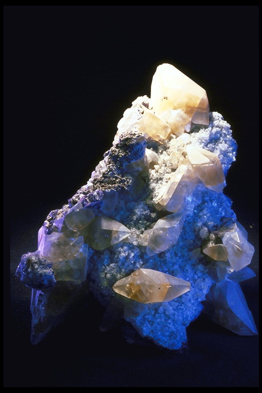 Прозрачные кристаллы в темном камне