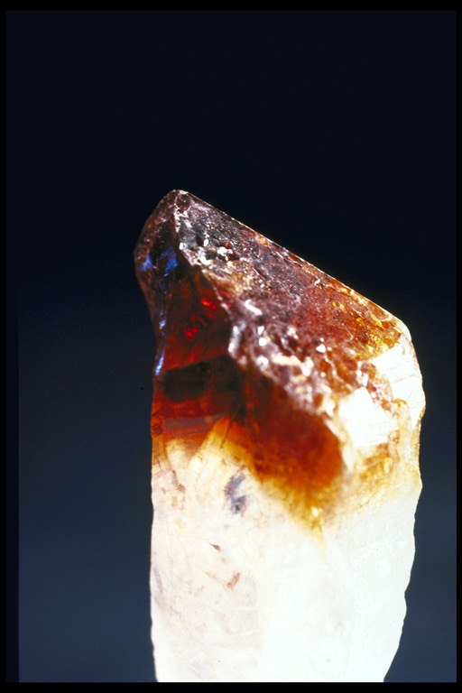 Прозрачный камень с темно-коричневой верхушкой