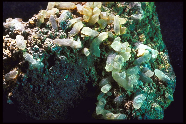 Зеленый цвет камня в белых кусочках кристаллов