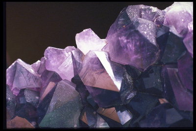 Кусочки кристалла темно-сиреневого цвета