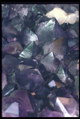 Фиолетовый камень с зеленоватым оттенком